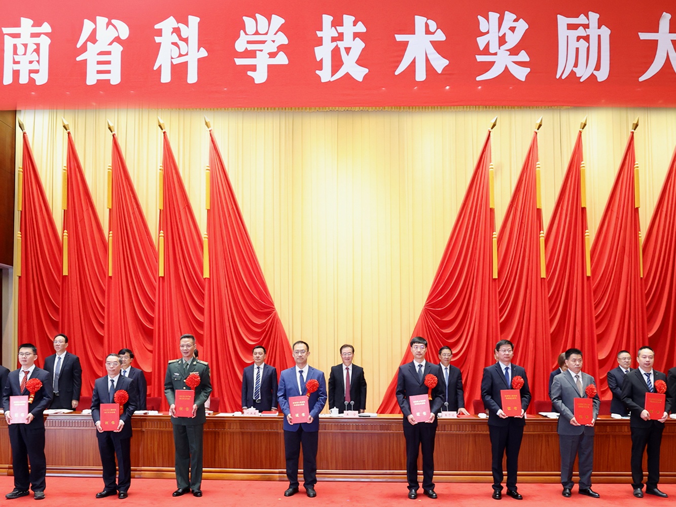 贝泰妮集团在云南省科学技术奖励大会被正式授予云南省科技进步特等奖