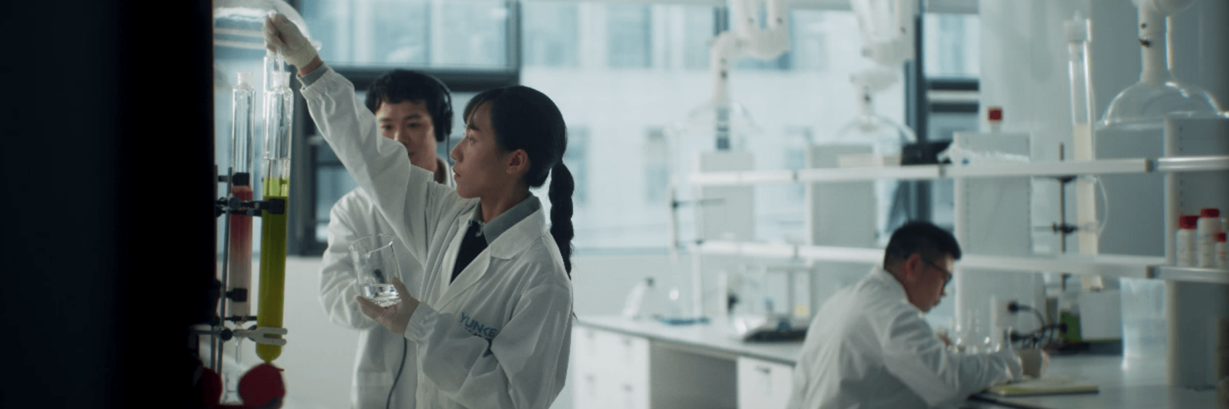 贝泰妮科研人员在实验室开展研究